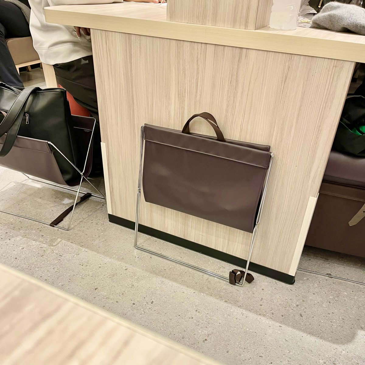 飲食店でスタンド式の
「荷物入れるカゴ｣あるやん？

アレをまとめて収納する
｢収納スタンド？｣みたいなのあるやん？

アレを自分の荷物置きで使っちゃう人
結構いない？🤣
自分の中ではちょっとナシなんだけど😂

※写真は収納スタンドがなく
そのまま置かれた状態。