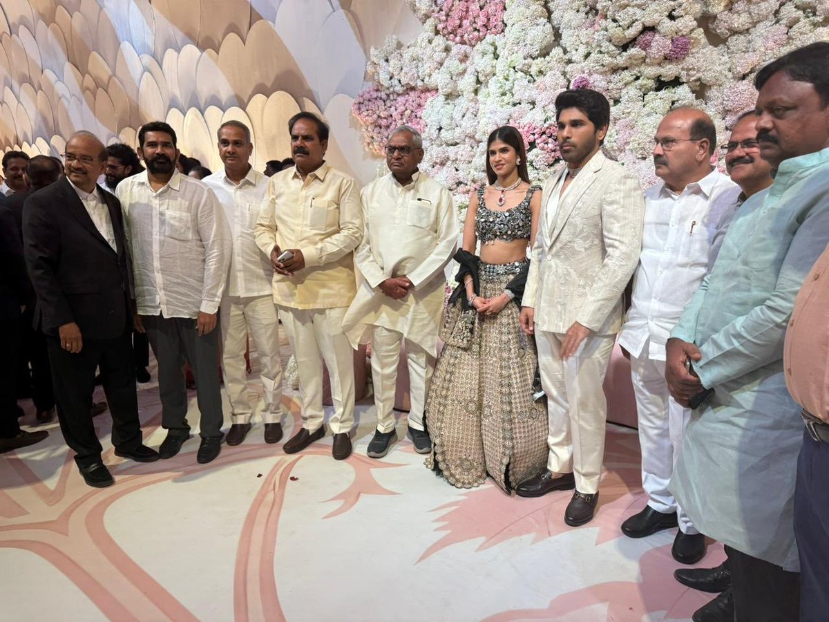 *సినీ నటుడు అల్లు అర్జున్ గారి తమ్ముడు అల్లు శిరీష్ గారి ప్రీ-వెడ్డింగ్ రిసెప్షన్  కార్యక్రమంలో పాల్గొని  నూతన వధూవరులకు శుభాకాంక్షలు తెలియజేసిన కుత్బుల్లాపూర్ నియోజకవర్గ కాంగ్రెస్ పార్టీ ఇంచార్జి కొలన్ హన్మంత్ రెడ్డి గారు.*