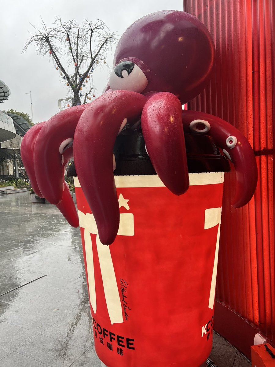 KOBEniu24's tweet photo. 戴夫和kfc的联名玩偶还是不错的(限量200个)，就是排队时间真的是太长了。另外只有上海才有这样的活动，对其他地方的粉丝确实太不平衡了。希望以后能够全国范围多开展一下这种线下活动🤿
#肯德基 #KFC #潜水员戴夫 https://t.co/VSYQd0n7ym
