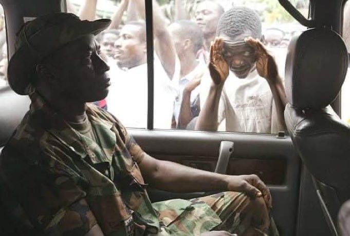 sir , some money…

hello sir , do you understand English ? 

simanyi Ono teyasoma,oba andaba ….!!?