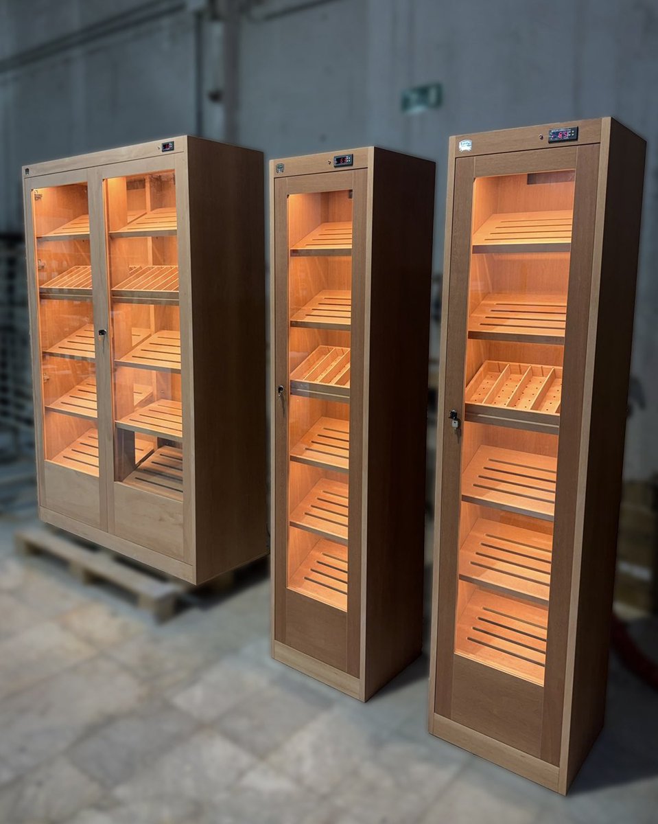 HumidoresWacota's tweet photo. Each custom-made humidor we create is a story that begins with cedar wood and ends in ritual.
▪️▫️
Cada humidor que creamos a medida es una historia que empieza con madera de cedro y termina en ritual.

#Artesanía #Wacota #CustomHumidor https://t.co/rR11tSjykV