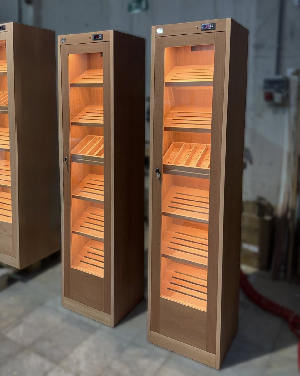 HumidoresWacota's tweet photo. Each custom-made humidor we create is a story that begins with cedar wood and ends in ritual.
▪️▫️
Cada humidor que creamos a medida es una historia que empieza con madera de cedro y termina en ritual.

#Artesanía #Wacota #CustomHumidor https://t.co/rR11tSjykV