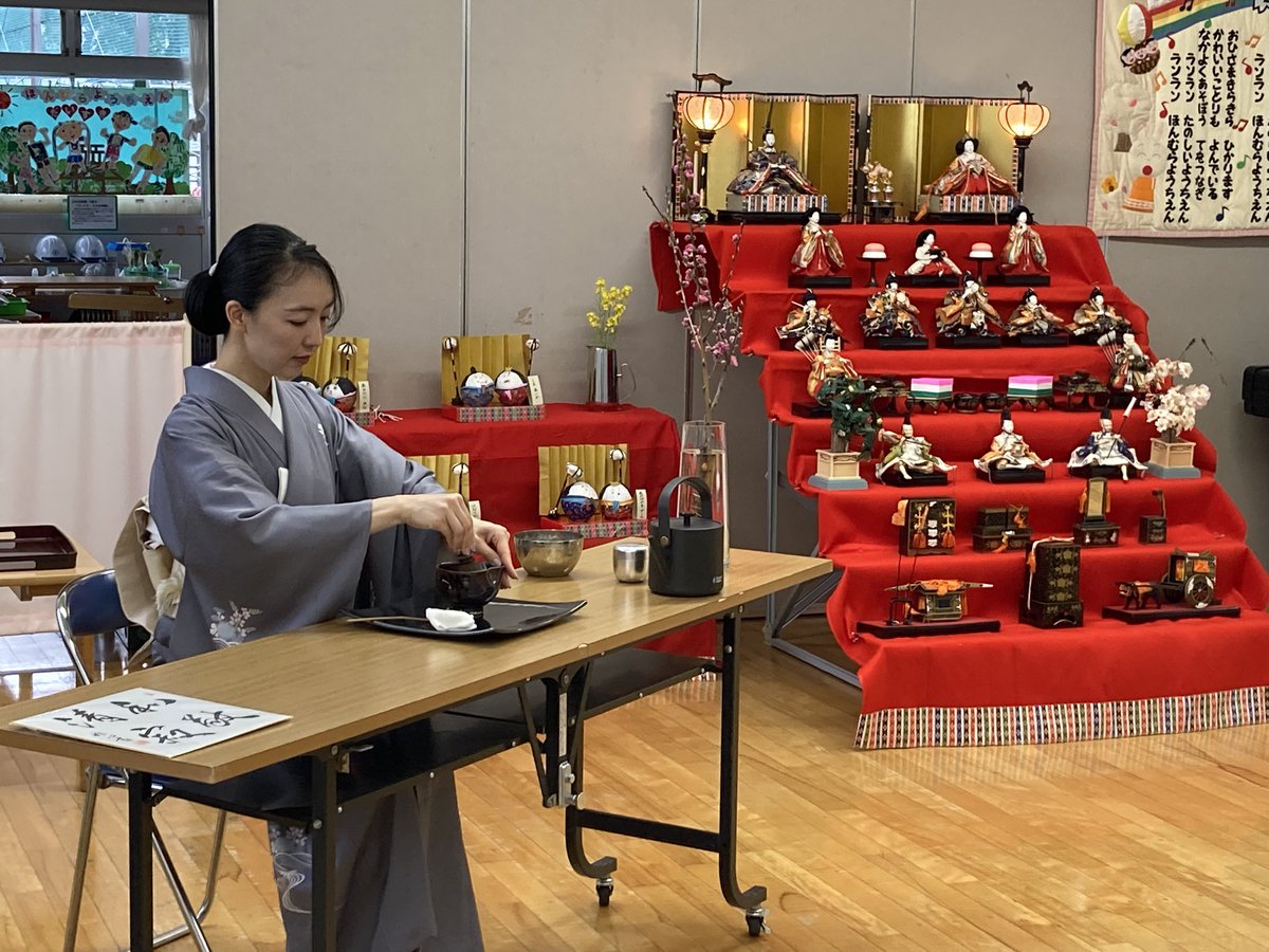 honmurakg's tweet photo. 3月3日 今日は桃の節句🎎です。
本園修了児の保護者で、お茶の師範でもある方に来園いただき「春の🌸お茶会」を
行いました。
お点前を見学、お作法を教えてもらいながら、おいしくお菓子やお茶をいただきました。 https://t.co/vr8TnVXa6I