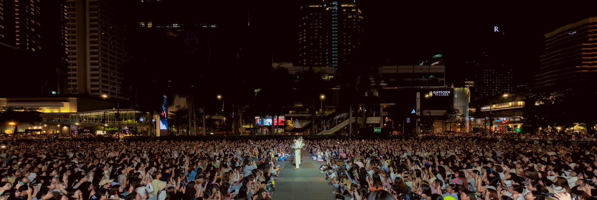 ทีมงานขออภัยแฟนคลับทุกคนอย่างจริงใจค่ะ 🙏 เราไม่นิ่งนอนใจ และขอน้อมรับทุกความคิดเห็นและคำแนะนำอันเป็นประโยชน์ เพื่อนำไปพัฒนาการจัดงานให้ดียิ่งขึ้น ด้วยความห่วงใย ใส่ใจ และคำนึงถึงเวลา และความปลอดภัยของทุกท่านเสมอ

ขอบคุณที่สะท้อนเสียงและอยู่เคียงข้างกันนะคะ 🩷