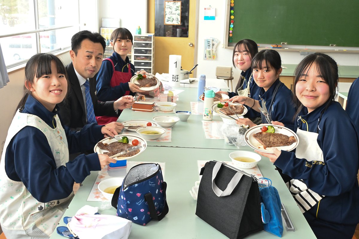 明日は秋田県公立高校入試の学力検査日ですね✏️

羽後町では１月、羽後中学校３年生の皆さん一人ひとりに「羽後牛サーロインステーキ🥩」を贈り、エールを送りました💪🔥

入試当日、これまで積み重ねてきた力を十分に発揮できますよう、心から応援しています🌸