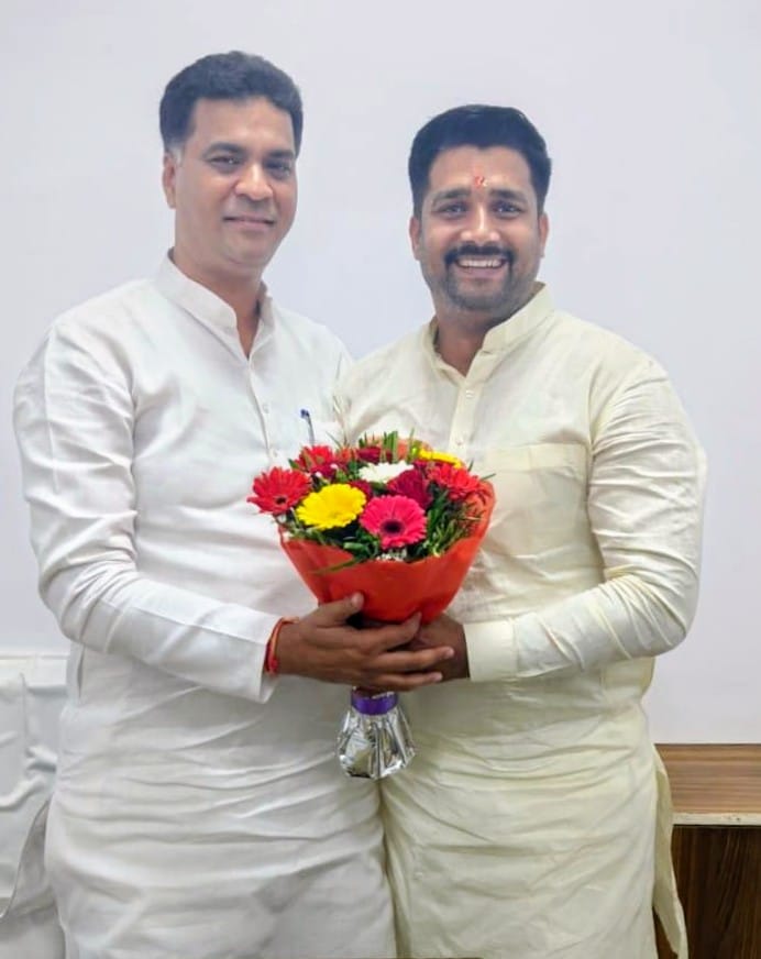 RahulKothariBJP's tweet photo. भोपाल स्थित भारतीय जनता पार्टी प्रदेश कार्यालय में नवनियुक्त भोपाल जिला उपाध्यक्ष @BhashitDixit जी ने सौजन्य भेंट कीं। https://t.co/mzGHoEngHJ