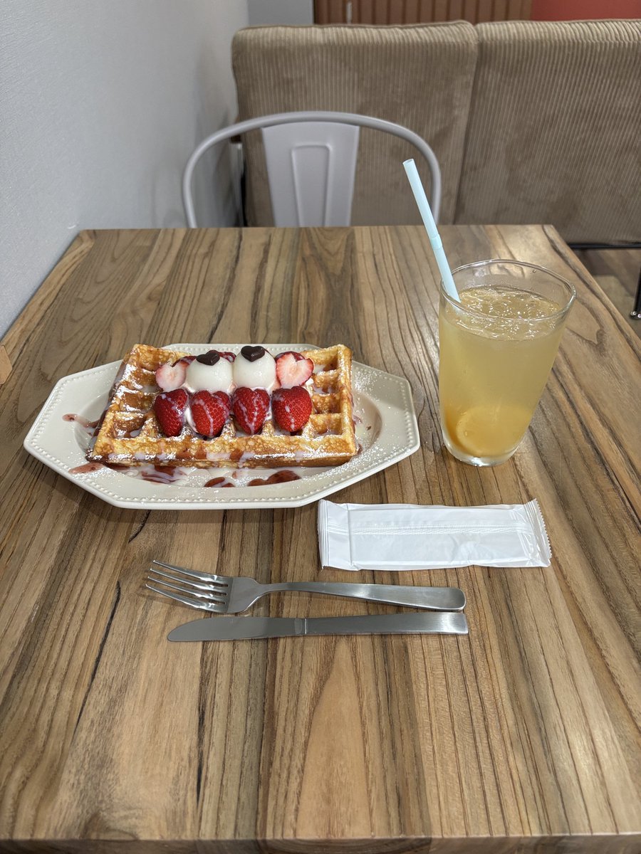 Iinecamp's tweet photo. しらたまワッフル＋自家製レモネード
美味しく頂きました🤭
テイクアウトもできるみたい✨
よかったらチェックしてみてください👇
https://t.co/loT1arrqu7

＃難波スイーツ https://t.co/jkTw7sQ85w
