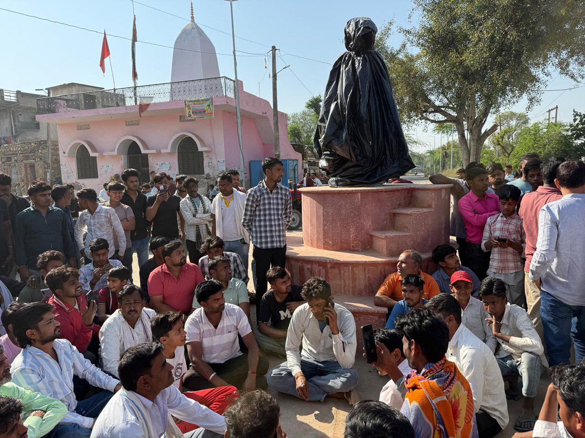 chandusainishp's tweet photo. महात्मा ज्योतिबा फुले का अपमान नहीं सहेंगे बसवा तहसील में कुछ दिन पूर्व स्थापित महान समाज सुधारक महात्मा ज्योतिबा फुले की प्रतिमा को खंडित किए जाने की घटना अत्यंत निंदनीय और दुर्भाग्यपूर्ण है इस कृत्य का घोर विरोध करता हूँ। हमारे आदर्श, जिन्होंने सर्व समाज को शिक्षा, समानता और न्याय का मार्ग दिखाया, उनका अपमान किसी भी कीमत पर स्वीकार नहीं किया जाएगा।
प्रशासन तुरंत से अपराधियों को गिरफ़्तार कर कार्रवाई करे ताकि भविष्य में ऐसी घटनाओं की पुनरावृत्ति न हो।
समाज के सभी साथियों से भी अपील है कि शांति और संयम बनाए रखें, परंतु अपने स्वाभिमान और आदर्शों की रक्षा के लिए एकजुट रहें।
#cpsaini
#chandraprakashsaini