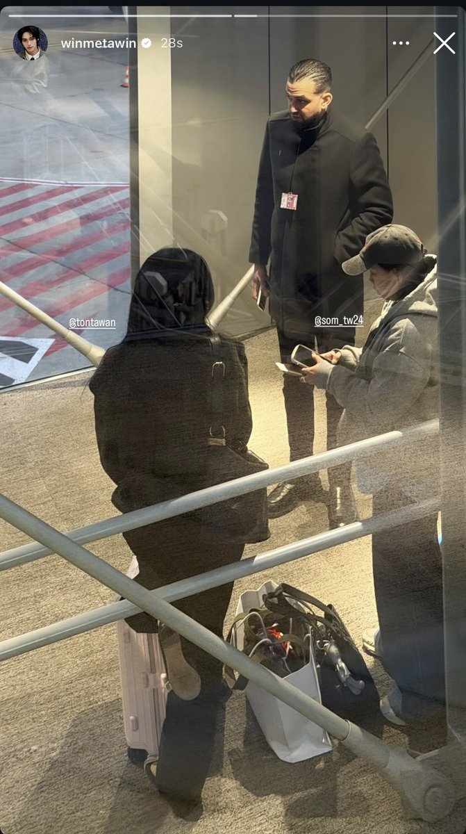 fessthaii's tweet photo. ftd! bayangin hampir 20 jam fans khawatir nunggu kabar dari win di penerbangan nya ke Paris, eh pas sudah landing yang di update pertama kali itu si tontawan😭🫵
https://t.co/NiWdsFD3K9