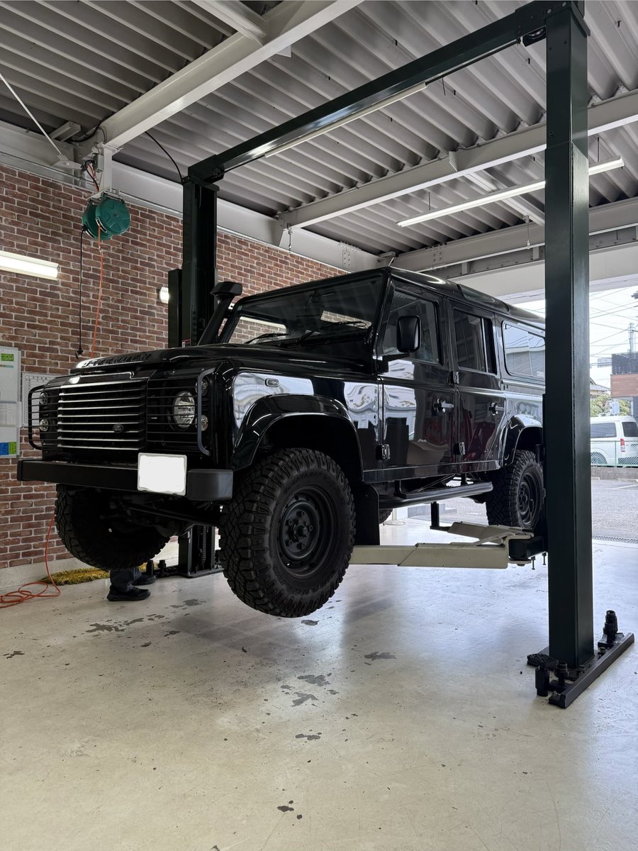 laybrick1996's tweet photo. 車検整備でご入庫中のディフェンダー110 TDCi。

当社にて販売をさせていただいた後、初めての車検となりました。
今回はエンジンオイル等の油脂類交換、ステアリングダンパーの交換作業を合わせて実施しています。

#ディフェンダー110 #landrover #defender #defender110 #landroverdefender landroverdefender110 ランドローバー ディフェンダー ランドローバーディフェンダー ランドローバーディフェンダー110