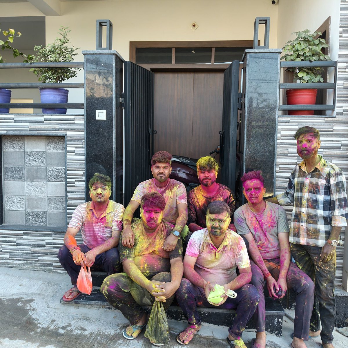 infoeyecom's tweet photo. 今日はインドの春祭り「Holi」！🌸🌈

インド事務所から届いた写真が、もはや誰が誰だか分からないレベルで最高です（笑）

今日はGoogleで「holi」って検索すると画面上でカラー風船を投げられるんですね🎨 びっくりです！！

#Holi2026 
#インドの日常 
#キリコムスタッフです https://t.co/qjrY48tTcQ