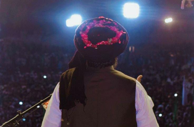 بات کہنا یہاں بغاوت سمجھا جاتا ہے۔
ظلم کے بازار میں سچ کی قیمت ہمیشہ جان سے ادا ہوتی ہے۔
وہ جھکا نہیں، بکا نہیں، اسی لیے کھٹک گیا۔
وقت گواہ رہے گا کہ قصور اس کا نہیں، اس معاشرے کی خاموشی کا تھا۔
ہمیں فخر ہے اُس سر پر جو کٹ تو سکتا ہے مگر جھک نہیں سکتا۔ ✊