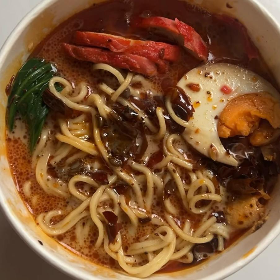 wonwoo_for_win's tweet photo. 8. Oppa Noodle Bar 
ramen yg wajib dicoba klo di malang. Kuahnya pake susu dan mala jadi rasanya creamy pedes, mi nya enak tipis sesuai seleraku, isi dan kuahnya juga dpt banyak, sorry kurang aestethic tp overall enak kokk

Link - 
https://t.co/3nKW2Cnoh4 https://t.co/yzyc37mbn3