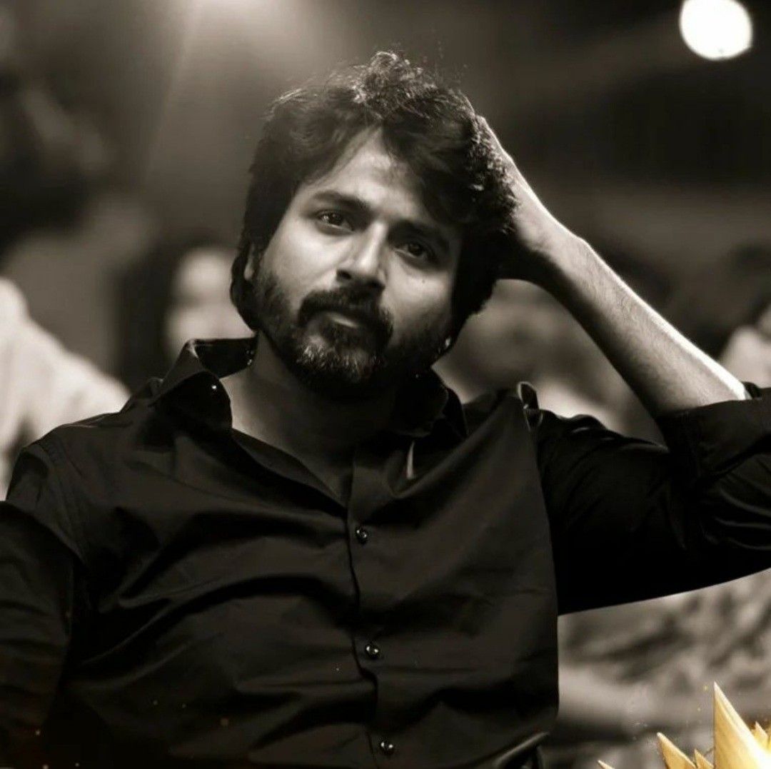 StudioFlicks's tweet photo. #Sivakarthikeyan’s career = textbook cricket strategy 🏏♟️

Never swings blindly… always builds the right partnerships.

Vijay TV phase — Mahendran backing.

Cinema launchpad — #Dhanush support (3, Ethir Neechal, Kaaki Sattai).

Then comes Rajini Murugan 👀 — title itself says the ambition.

From there, proximity to #Rajinikanth𓃵  zone… both on-screen references and off-screen warmth.

Meanwhile — subtle fan management masterclass 🎯
IPL meets, Dubai racing circuits with #Ajithkumar𓃵  

He kept mentioning AK's words “Welcome to the big league”  positioning noted.

Cameo wave pulling #ThalapathyVijay  fans in GOAT era. Now circle closes with Kamal Haasan via Amaran under RKFI.

Some call it clever networking.
Some call it survival instinct.

Cricket language la சொன்னா… man knows when to defend, when to rotate strike, and how to stay not out till the last over. 😌🏏