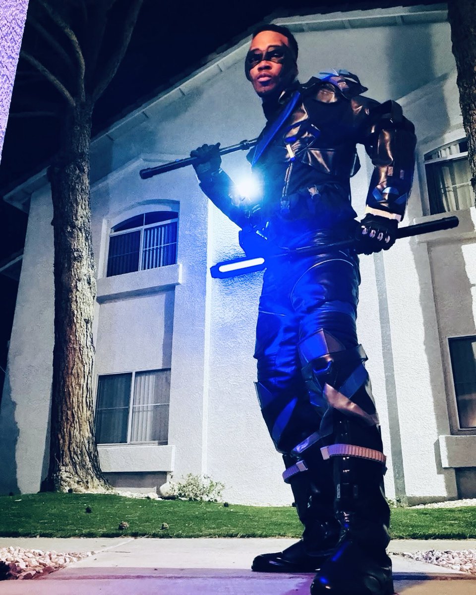 butler12M's tweet photo. My Nightwing cosplay suit https://t.co/oG82EmHlRA