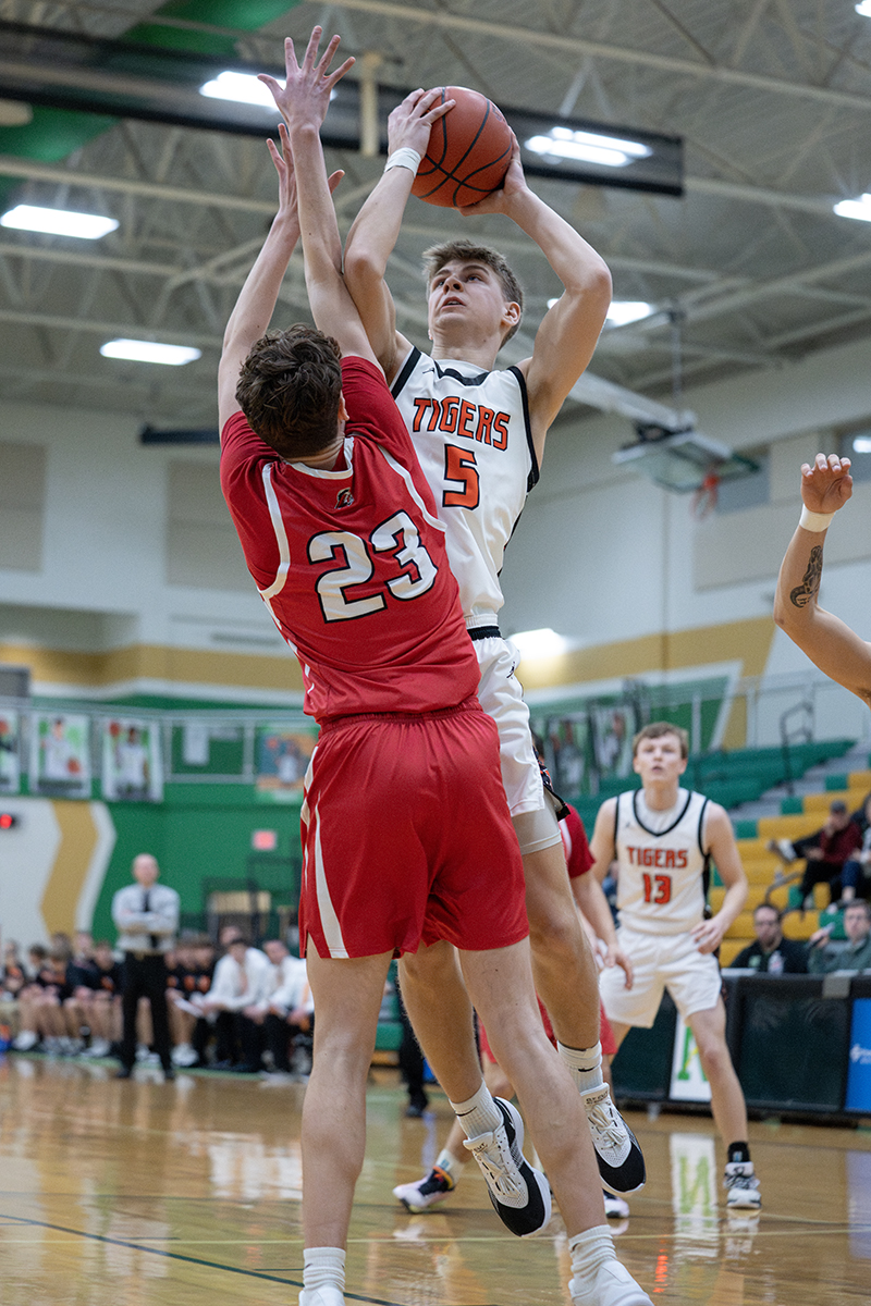 PressProsMag's tweet photo. Hot starts were the name of the game Monday night in the Division V district semifinals at Northmont, carrying Arcanum and Versailles to victory. Read Jeff Gilbert:
https://t.co/GWhygN9omS https://t.co/j7eGFF1J5O