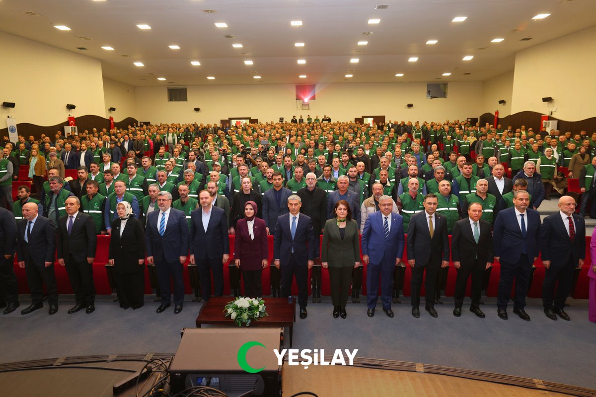 YesilayKurumsal's tweet photo. Aile ve Sosyal Hizmetler Bakanımız Mahinur Özdemir Göktaş, Afyonkarahisar Valimiz Dr. Naci Aktaş ve Genel Başkanımız Doç. Dr. Mehmet Dinç’in katılımlarıyla Afyonkarahisar’da anlamlı bir buluşma gerçekleştirildi.

Yeşilay Haftası Buluşması'nda Yeşilay’ın 106. kuruluş yılı coşkuyla anılırken, 106 yıllık köklü mücadelemiz, bağımlılıklarla mücadeledeki kararlılığımız ve 2026 vizyonumuz kamuoyuyla paylaşıldı.

Bağımlılıklarla mücadelenin yalnızca kurumların değil, toplumun tüm kesimlerinin ortak sorumluluğu olduğu vurgulanarak, özellikle gençlerimizi koruma, aileleri bilinçlendirme ve toplumsal farkındalığı artırma hedeflerimizin altı çizildi.

Sağlıklı nesiller, güçlü aileler ve bağımsız bir toplum için 106 yıldır aynı azim ve inançla çalışmaya devam ediyoruz.

#SenDeYeşilaycısın #Yeşilay #Yeşilay106Yaşında