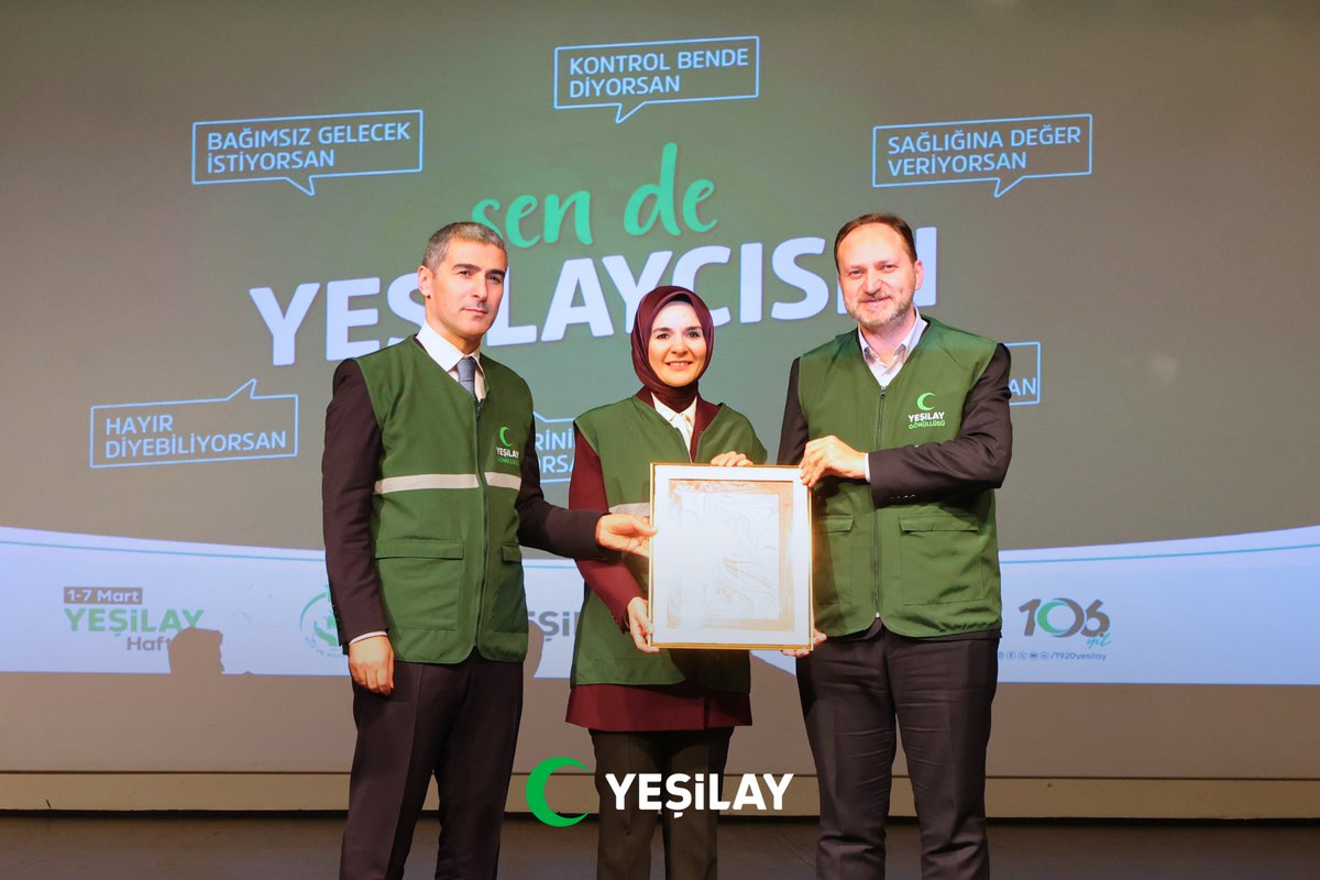 YesilayKurumsal's tweet photo. Aile ve Sosyal Hizmetler Bakanımız Mahinur Özdemir Göktaş, Afyonkarahisar Valimiz Dr. Naci Aktaş ve Genel Başkanımız Doç. Dr. Mehmet Dinç’in katılımlarıyla Afyonkarahisar’da anlamlı bir buluşma gerçekleştirildi.

Yeşilay Haftası Buluşması'nda Yeşilay’ın 106. kuruluş yılı coşkuyla anılırken, 106 yıllık köklü mücadelemiz, bağımlılıklarla mücadeledeki kararlılığımız ve 2026 vizyonumuz kamuoyuyla paylaşıldı.

Bağımlılıklarla mücadelenin yalnızca kurumların değil, toplumun tüm kesimlerinin ortak sorumluluğu olduğu vurgulanarak, özellikle gençlerimizi koruma, aileleri bilinçlendirme ve toplumsal farkındalığı artırma hedeflerimizin altı çizildi.

Sağlıklı nesiller, güçlü aileler ve bağımsız bir toplum için 106 yıldır aynı azim ve inançla çalışmaya devam ediyoruz.

#SenDeYeşilaycısın #Yeşilay #Yeşilay106Yaşında
