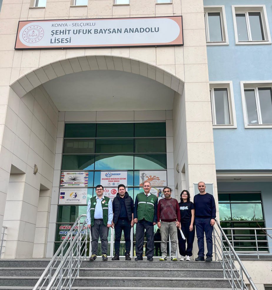 KTUNEDU's tweet photo. 1–7 Mart Yeşilay Haftası kapsamında, Üniversitemiz Teknik Bilimler Meslek Yüksekokulu öğretim üyesi ve Yeşilay Konya Şubesi Başkanı Yağmur Küçükbezirci ile Üniversitemiz Yeşilay Topluluğu öğrencileri, lise Yeşilay kulüplerini ziyaret ederek istişarelerde bulundu.

Ziyaretlerde, gençlerin zararlı alışkanlıklardan korunması, akran eğitimlerinin yaygınlaştırılması ve okul temelli farkındalık çalışmalarının artırılmasına yönelik değerlendirmeler yapıldı.

#YeşilayHaftası #BağımlılıklaMücadele #BağımsızlıkYılı

@ktungencyesilay
