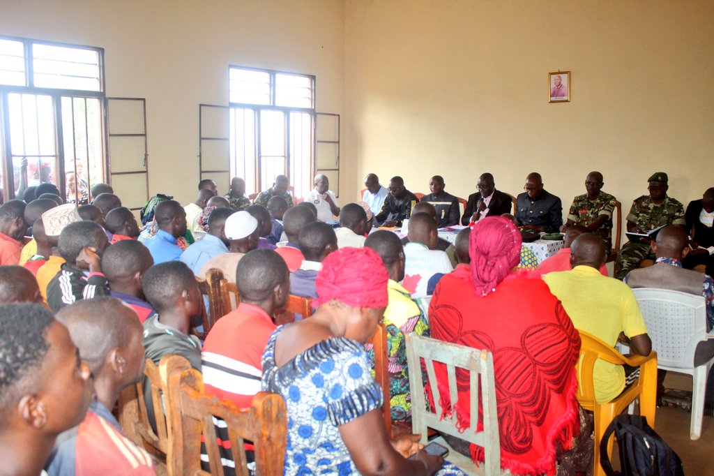 UbumweHebdo's tweet image. #Butanyerera: Mu ntumbero yo kwegereza ubutegetsi abenegihugu no kubasanga ku kivi,Buramatari w’Intara ya @PButanyerera Victor Segasago,yatanguye ingendo zo kugendera amazone kuri uyu wa 3 Ntwarante 2026.Urwo rugendo akaba yarutanguriye muri zone Nyagisozi, Komine #Busoni