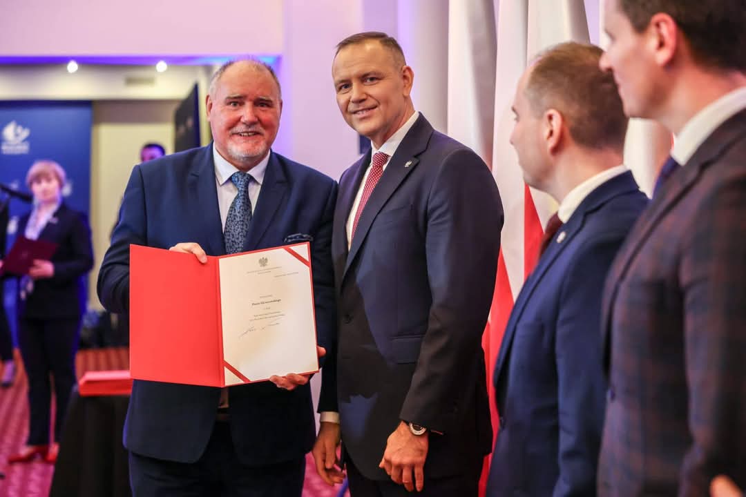 Gierszewski_P's tweet photo. Prezydent @NawrockiKn powołał mnie w skład Rady Samorządu Terytorialnego przy Prezydencie RP 🇵🇱

Szanowny Panie Prezydencie,
dziękuję za zaufanie i możliwość podzielenia się moim wieloletnim doświadczeniem dla dobra Samorządu, Polski a nade wszystko dla Ludzi.

fot. @mikolaj_bk https://t.co/OyBTnzmMB5