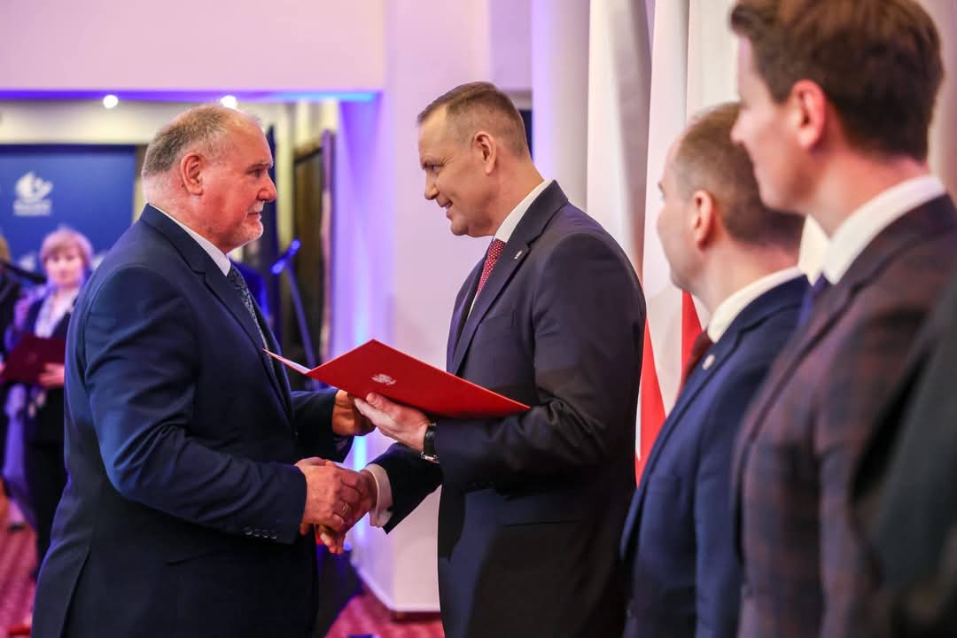 Gierszewski_P's tweet photo. Prezydent @NawrockiKn powołał mnie w skład Rady Samorządu Terytorialnego przy Prezydencie RP 🇵🇱

Szanowny Panie Prezydencie,
dziękuję za zaufanie i możliwość podzielenia się moim wieloletnim doświadczeniem dla dobra Samorządu, Polski a nade wszystko dla Ludzi.

fot. @mikolaj_bk https://t.co/OyBTnzmMB5