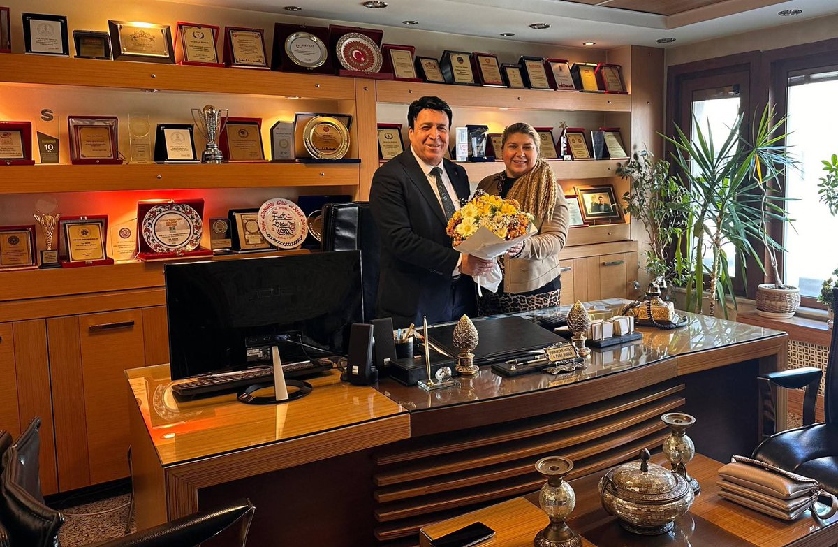 İstanbul Fatih’te İş Dünyası Platformu Genel Başkanımız Fuat Bodur’u makamında ziyaret eden Nurper Kantürk ve Beyaz Melek Çiçeğevi firma sahibine nazik ziyaretleri için teşekkür ederiz. Birlikte üretmeye ve güçlenmeye devam. 🌸