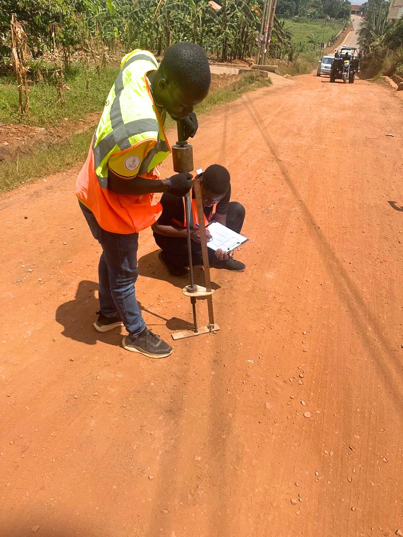 bunanomat's tweet photo. From Lab to Market in action! 🚧♻️
The @BusitemaUni SIMPLAB Project funded by @STIsecretariat kicked off topographic surveys on Nabwojjo Road in Kira Municipality, advancing lab research to infrastructure and manufacturing using plastic waste and biomass.
#FromLabToMarket https://t.co/xSQyuCmqox