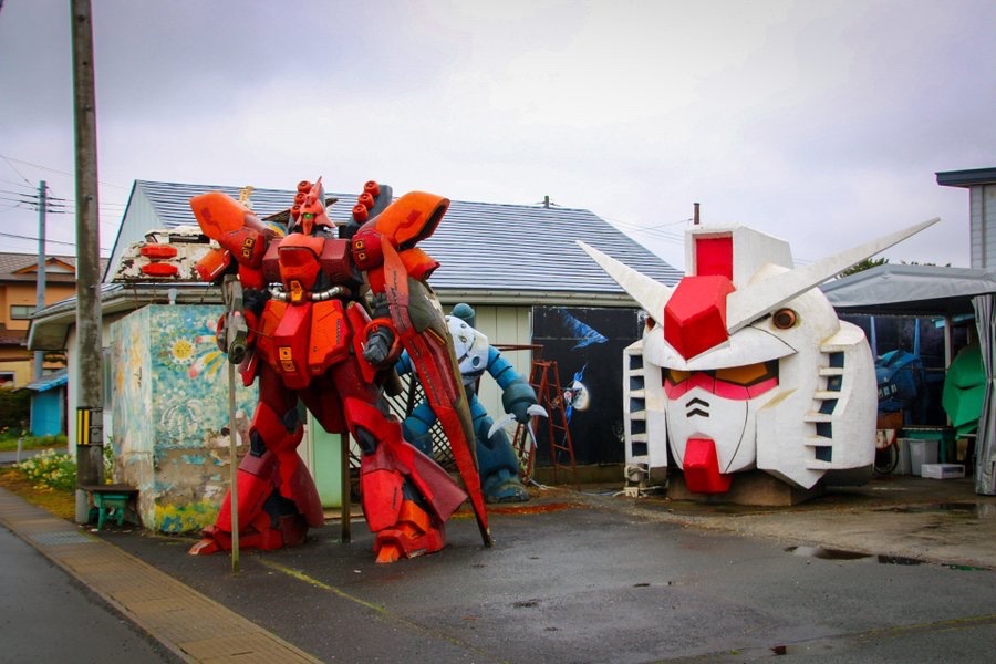 bozu_108's tweet photo. 青森県の常識と言えば？選手権

入賞
床屋さんにガンダムがいる

※三沢市です。なお今はもう床屋をやめてスナックになってます。「スズキ理容」 https://t.co/qeGW97Id4w