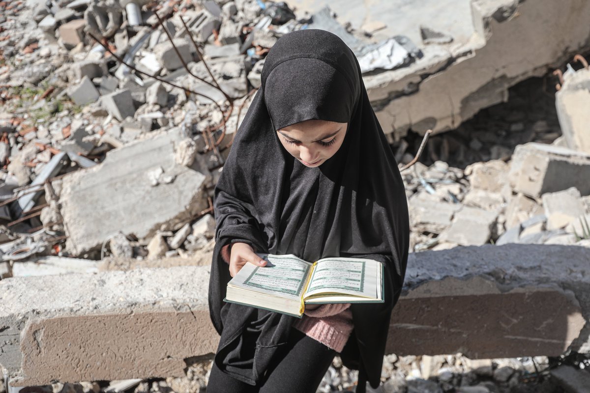 Filistinli çocuklar ramazan ayını yıkılan cami enkazında Kuran-ı Kerim okuyarak geçiriyor.