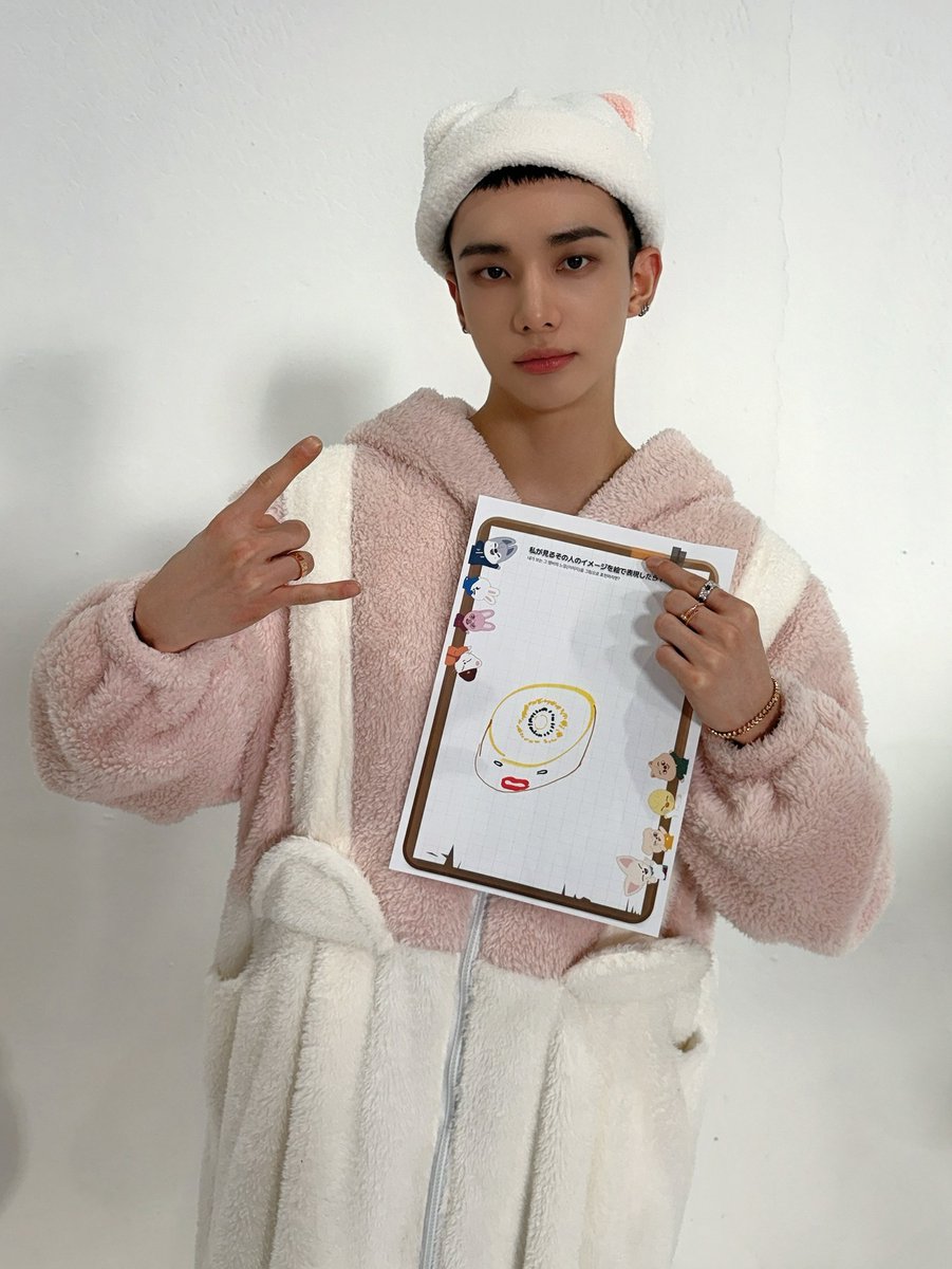 realskzoo's tweet photo. ✏️Perfil de Hyunjin escrito por su compañero de dormitorio Changbin [ST4Y JP]

💬: ¿Apodo con el que te gustaría que Hyunjin te llamara?
🐷🐇: Esposa

💬: ¿Qué es lo que Hyunjin me dice a menudo?
🐷🐇: Ya llegaste, Hyung-nim?

💬: ¿Qué hacen normalmente cuando están los dos juntos?
🐷🐇: Ver YouTube

💬: ¿Tienen alguna regla en el dormitorio? ¿Alguna regla implícita?
🐷🐇: Los paquetes se dejan frente a la entrada

💬: Hyunjin tiene este hábito
🐷🐇: Se le olvida apagar las luces (a mí también)

💬: ¿Qué es eso en lo que Hyunjin es absolutamente mejor que nadie?
🐷🐇: Su cara ♡

💬: ¿Cuál es la especialidad de Hyunjin?
🐷🐇: Baile y dibujo / pintura

💬: Si tuvieras que describir a Hyunjin en una sola frase/palabra…
🐷🐇: Mío ♡

💬: Un mensaje para Hyunjin
🐷🐇: Seamos felices hasta que nuestro cabello negro se vuelva raíz de cebolla (blanco)

Dibujo hecho por Changbin de como ve a Hyunjin 👇🏻