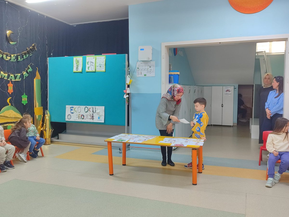 Okulumuz sabah grubu öğrencilerinin Akran Dostluğu projesi kapsamında İyilik kutusu etkinliği 🫶🏼🌸