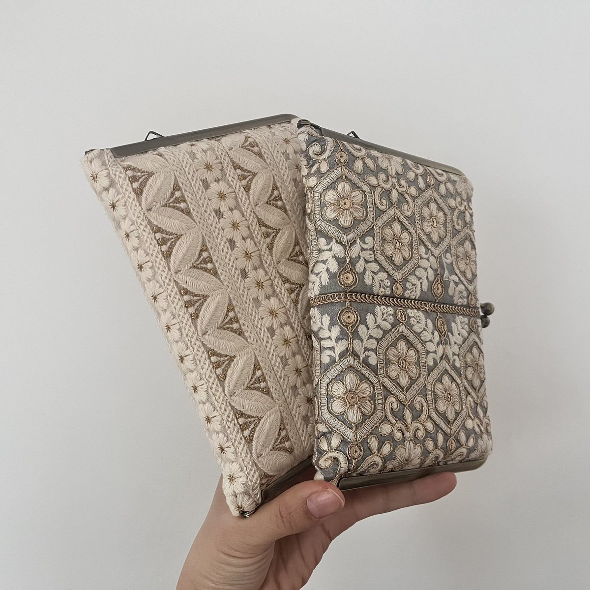 SewingCafeLUNA's tweet photo. 私の自信作「がま口ブックカバー」。

厚さ2.2cm、約550ページまで入るのに、
最近の文庫本はどんどん分厚くてなってきて…
これでも入らないものがあるんだよね。 https://t.co/DmompGQfHP