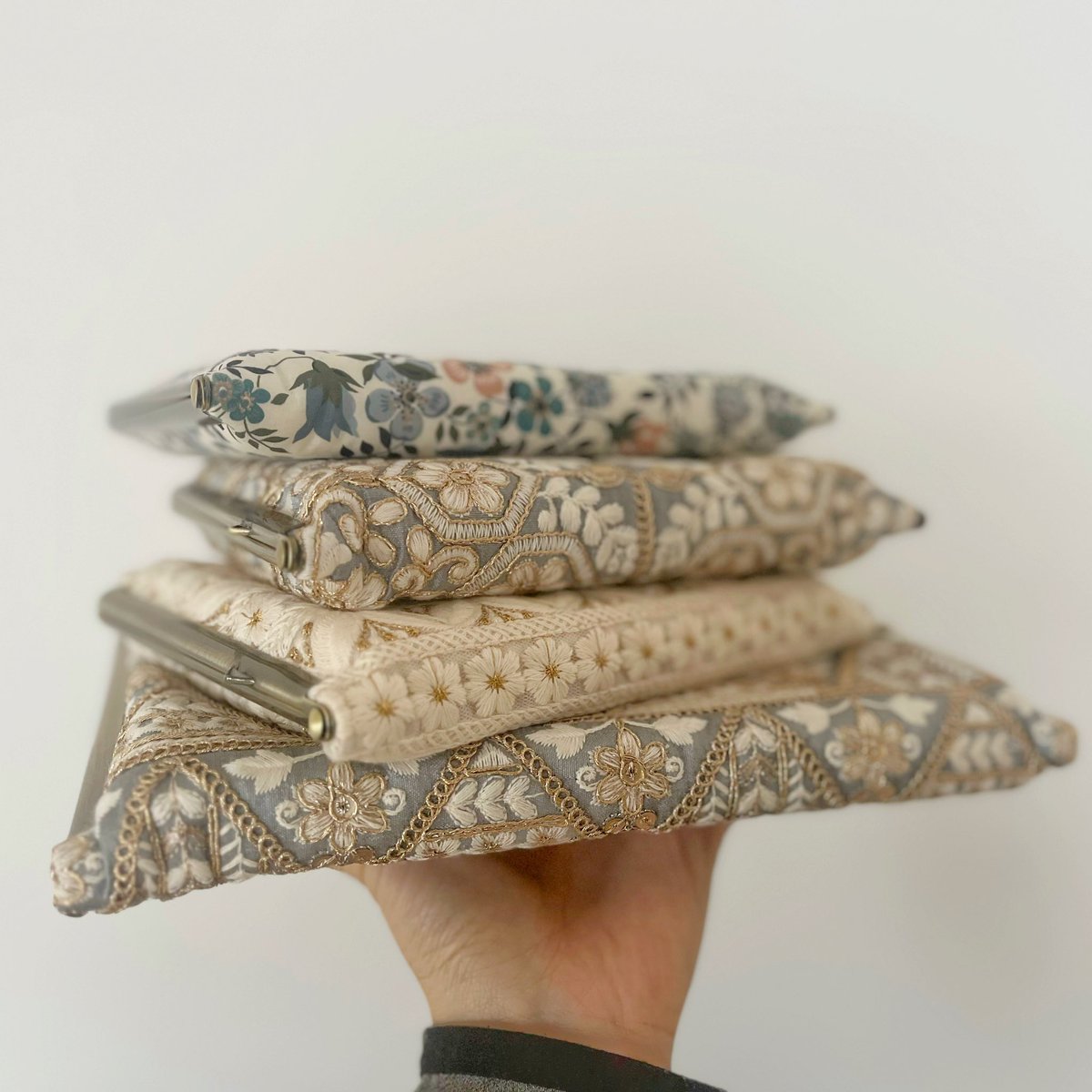 SewingCafeLUNA's tweet photo. 私の自信作「がま口ブックカバー」。

厚さ2.2cm、約550ページまで入るのに、
最近の文庫本はどんどん分厚くてなってきて…
これでも入らないものがあるんだよね。 https://t.co/DmompGQfHP