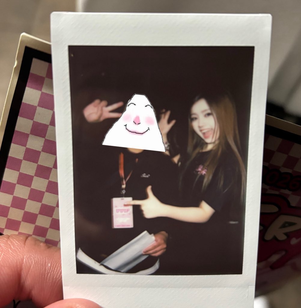 RowdyRocker27's tweet photo. During the poster signing, i think Elisia asked me “do i know you?” and I just said “i think so” https://t.co/eSojyCw4WJ