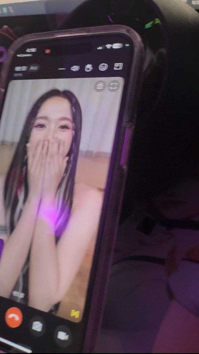 RowdyRocker27's tweet photo. During the poster signing, i think Elisia asked me “do i know you?” and I just said “i think so” https://t.co/eSojyCw4WJ