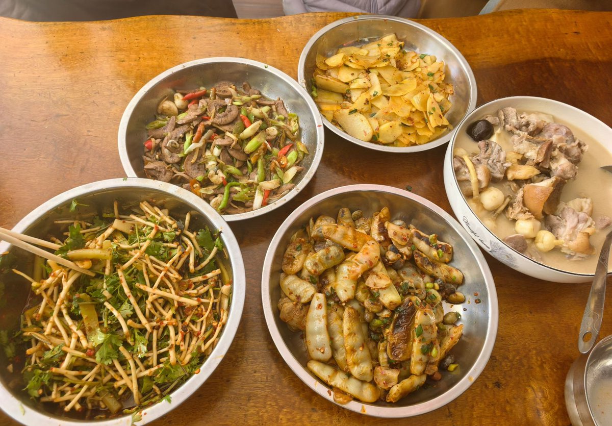 B7Mv8MBwLHzgM6V's tweet image. 🌸腊猪脚炖茨菇、爆炒腰花、酸菜炒洋芋、爆炒四季豆、凉拌折耳根！元宵节有妈妈的味道，真幸福！大家元宵节快乐。#China #HappyChineseNewYear #舌尖上的中国