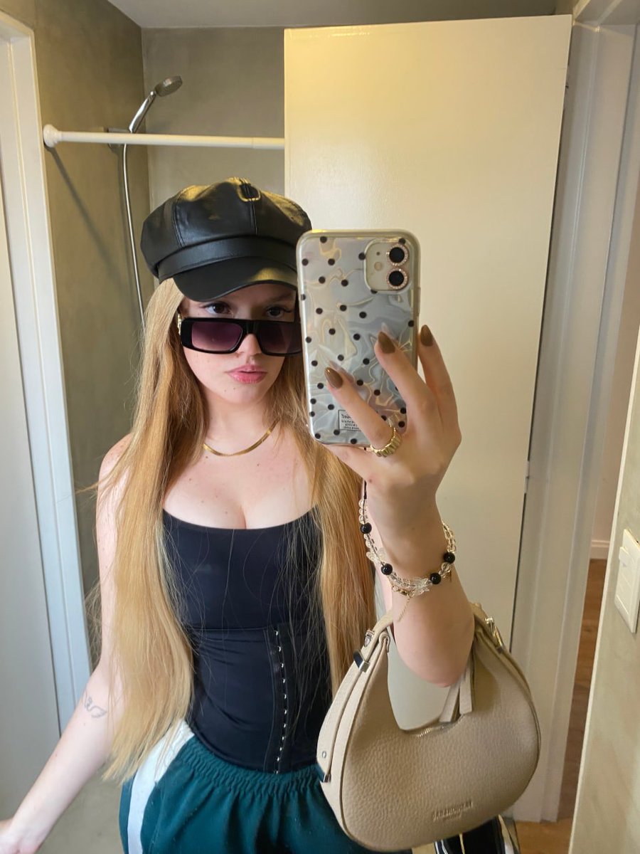 Mollybender07's tweet photo. outfit checkkk https://t.co/dM01bDaiqK
