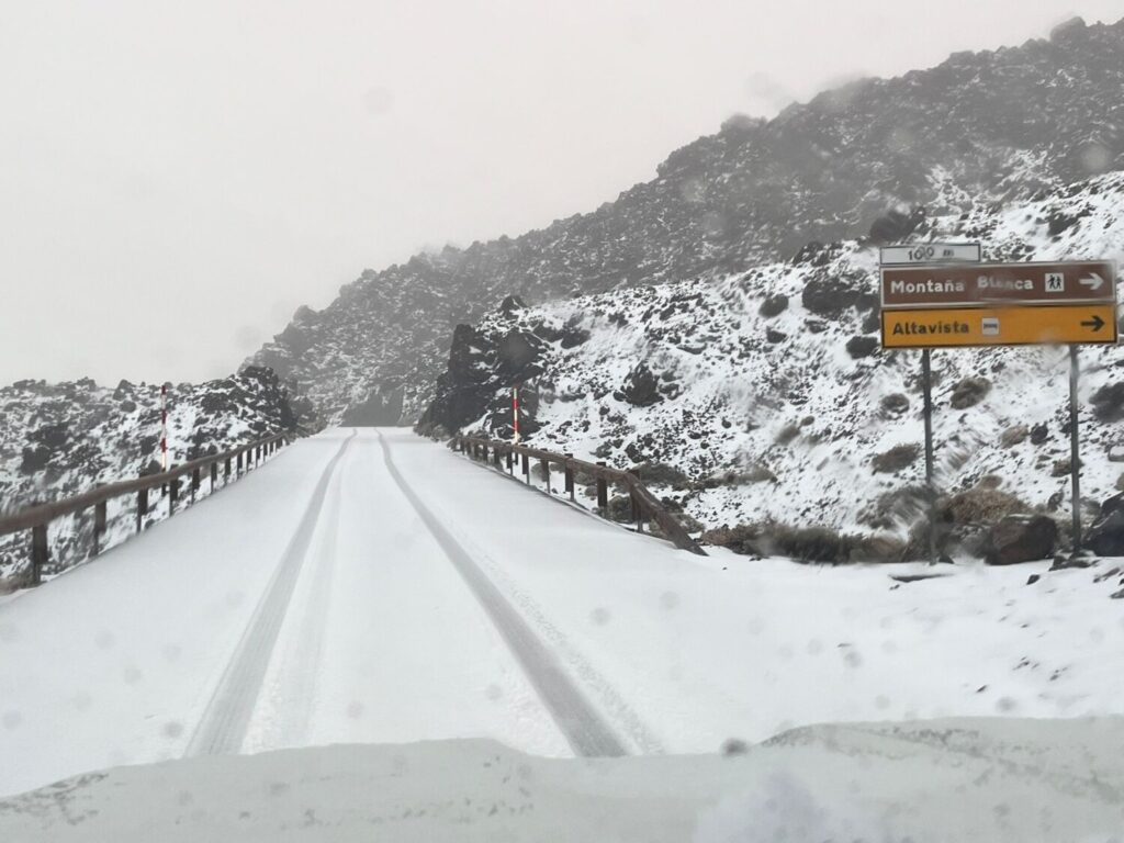 Politican2023's tweet photo. El Gobierno de Canarias declara la prealerta por nevadas en Tenerife, La Palma y Gran Canaria#nieve #meteo #Canarias #politica #politican @territoriocan_ 

https://t.co/lTghk4zFp1 https://t.co/PuXt0InLim