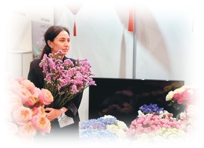 VoiceofPD's tweet image. During the #SpringFestival, or #ChineseNewYear, festive goods from China were widely seen in countries around the world. They not only helped relieve the homesickness of overseas Chinese but also gave foreign citizens a taste of the holiday's charm, fostering cultural exchange
