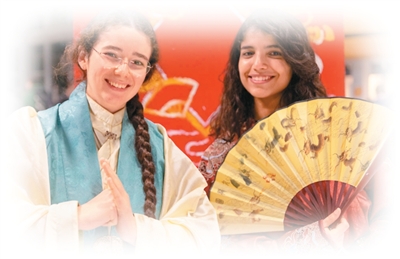 VoiceofPD's tweet image. During the #SpringFestival, or #ChineseNewYear, festive goods from China were widely seen in countries around the world. They not only helped relieve the homesickness of overseas Chinese but also gave foreign citizens a taste of the holiday's charm, fostering cultural exchange