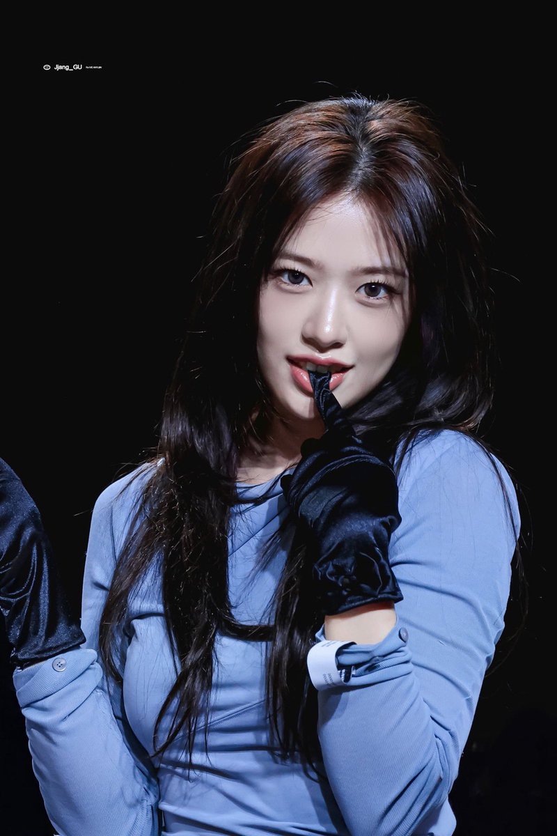 anyujinsbitch's tweet photo. kpop stan don’t talk about her visuals enough for me https://t.co/fIFinDO0Jn