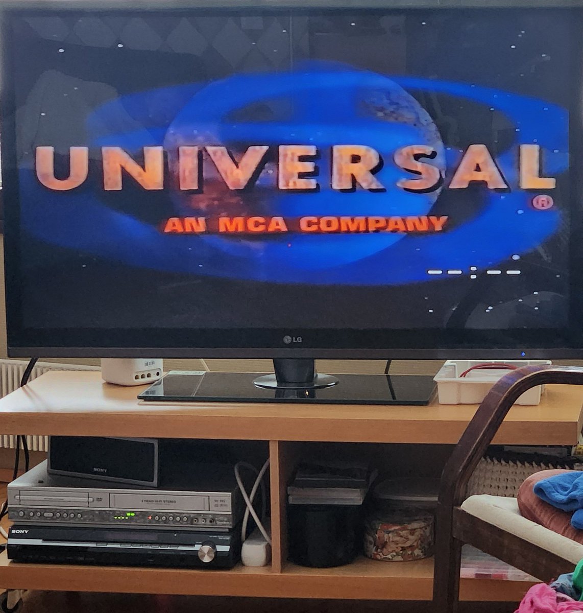 Poika on kipeenä kotona. Onneksi viihdykkeeksi on kaikkea nykytekniikkaa, kuten #VHS-järjestelmä...