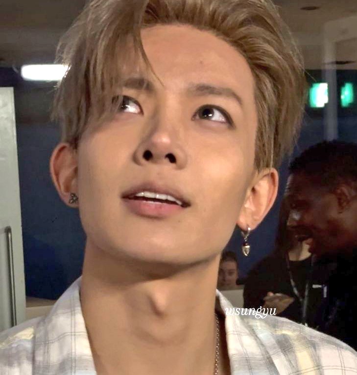i want to kiss his cheeks:(