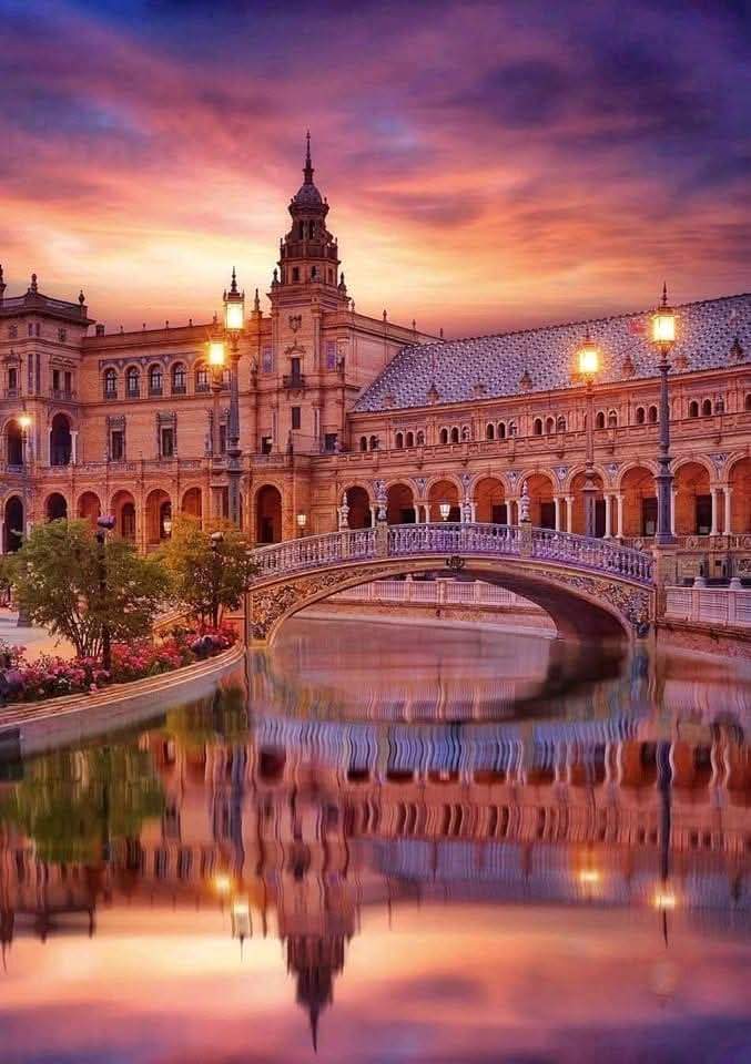 Si es la más bella plaza de toda España, se dice y no pasa nada. #BuenosDíasATodos #felizmartes #Sevilla