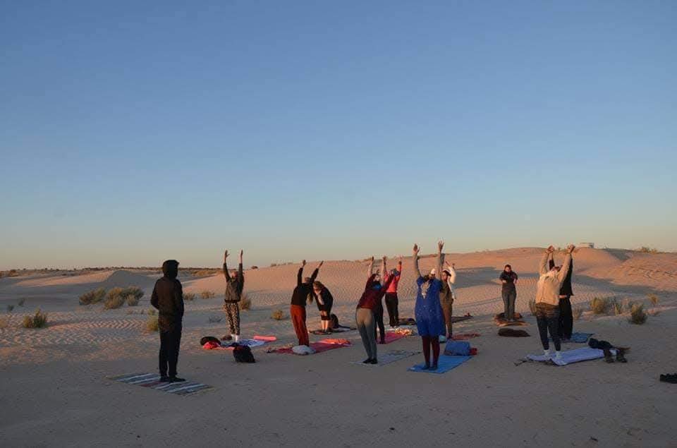 mr_gresi's tweet photo. Starting your day with yoga in the desert is an unforgettable experience… 🌅🧘‍♀️✨ #YogaInTheDesert #MorningMagic https://t.co/aIXdAvqQE4