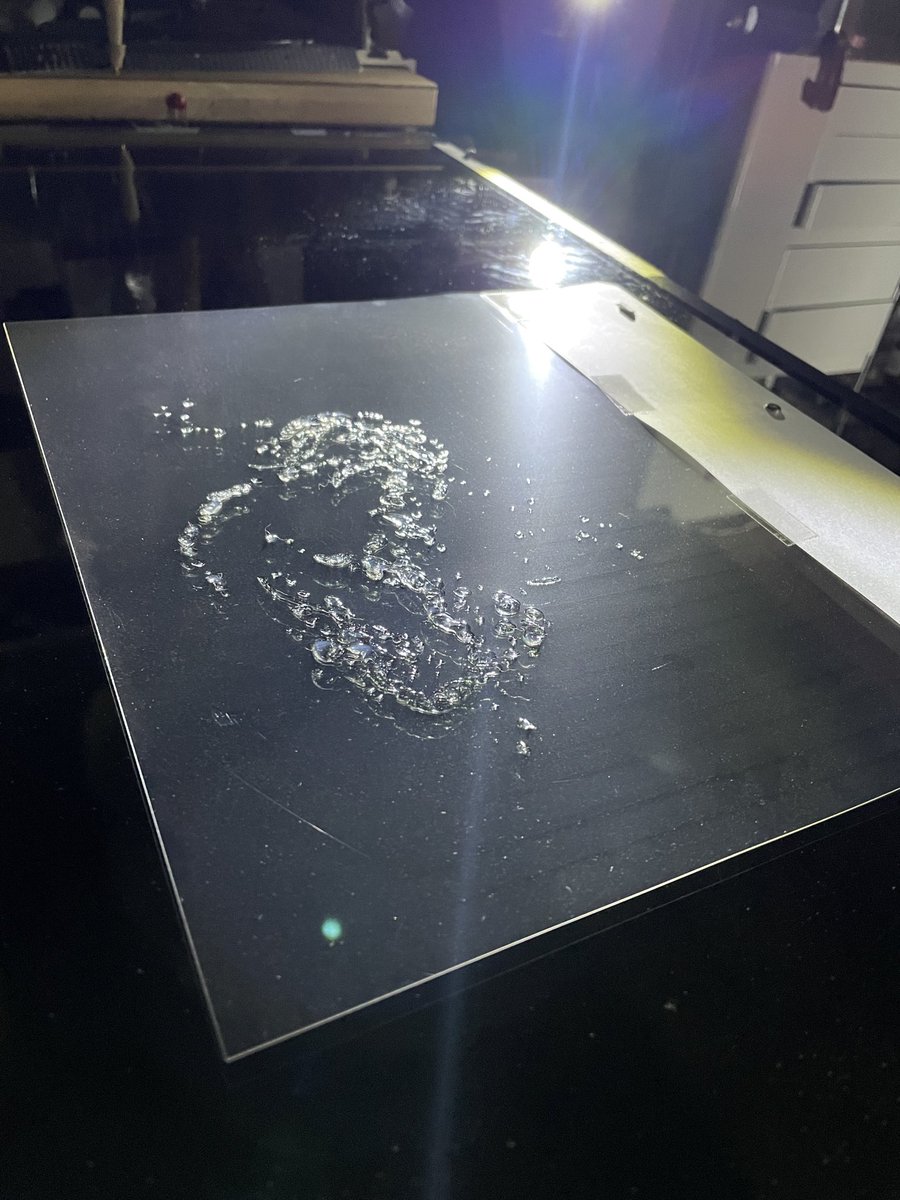 『花緑青が明ける日に』(3/6公開)マルチプレーン撮影台を使った超アナログ技法で、3種類のシーンを手がけました。

ひとつは水中シーン。
泡はジェルメディウムを使った半立体の素材です。四宮監督の作画にセルを重ね、一枚ずつ素材を作りました。白っぽいですが乾くと透明になります。　#ハナロク