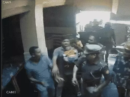 मथुरा में एक दरोगा ने फौजी के साथ जमकर मारपीट की। दरोगा ने फौजी के चेहरे पर 14 सेकेंड में 6 मुक्के मारे। फौजी BSF में तैनात अपने दोस्त से मिलने उसके घर गए थे। तभी वहां पुलिस पहुंच गई। दरोगा BSF जवान को गालियां देने लगा। उसके साथ अभद्रता की।

फौजी ने जब दरोगा से कहा कि मैं इंडियन