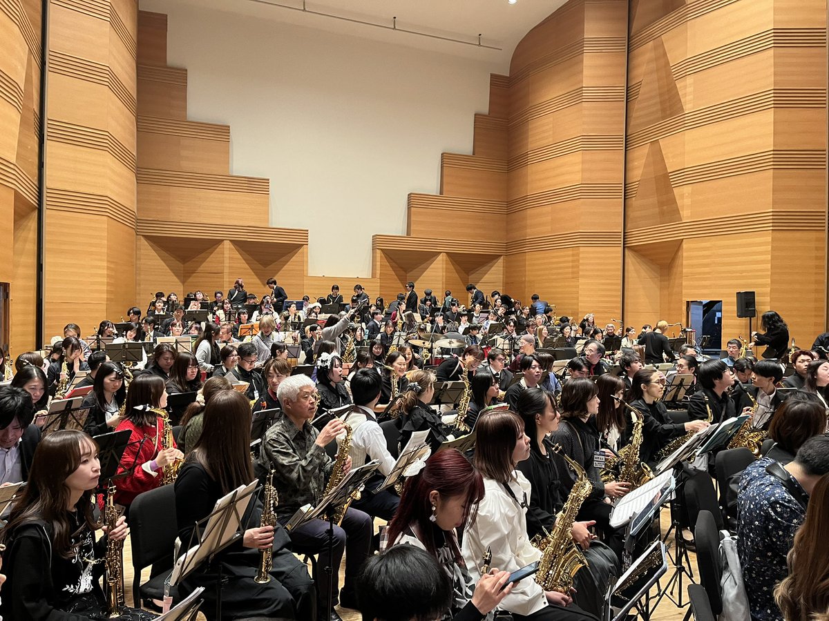 841Alto's tweet photo. YSA今年も練習から本番まで目一杯楽しませて頂きました。
本当に300人乗りましたね！✨🎷
プロのドラマー、ベーシスト、そしてヴィブラフォンの亮様が入ると300人の演奏がビシッと決まる様は圧巻でした。

この人数ですから、編曲も指導も仕切りも相当に大変だと思います。
ありがとうございました！ https://t.co/Bjubp1Lnsx