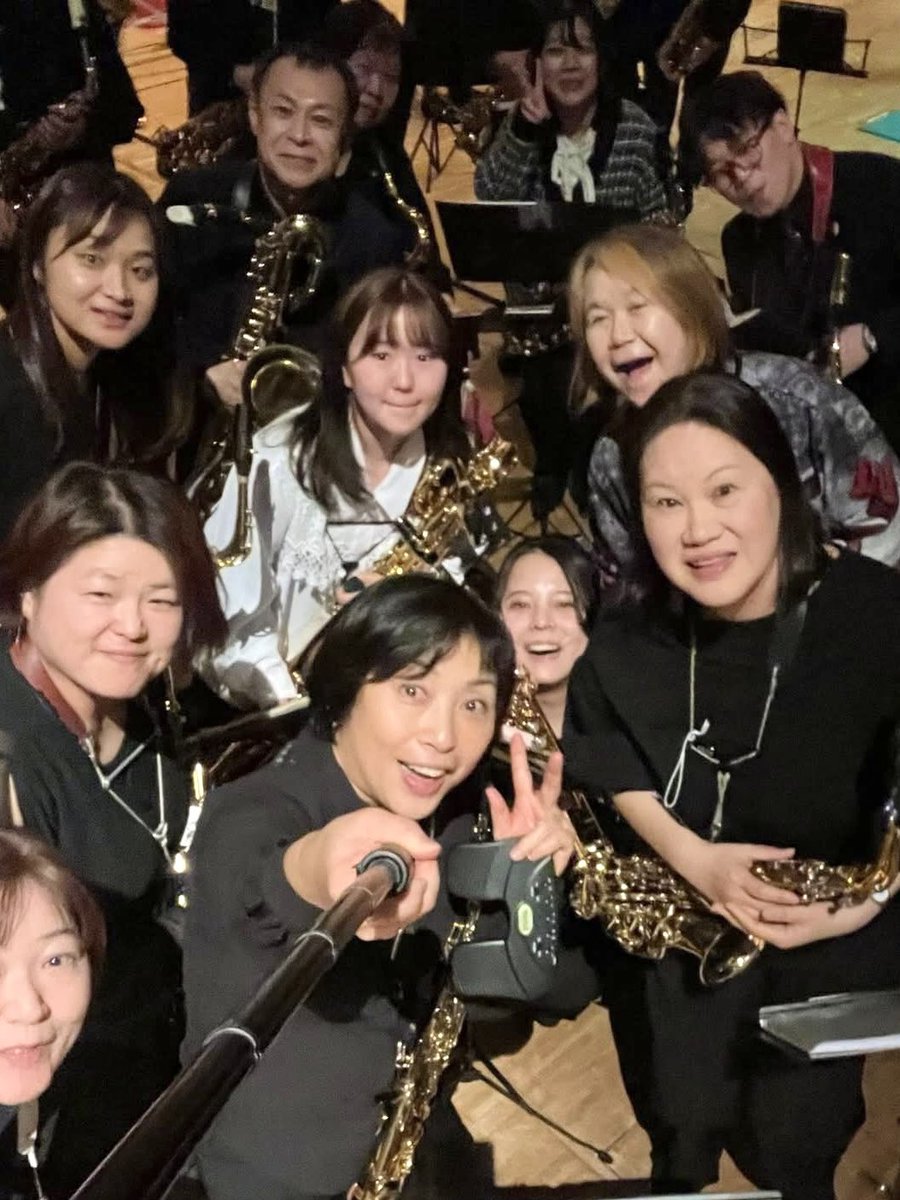 841Alto's tweet photo. YSA今年も練習から本番まで目一杯楽しませて頂きました。
本当に300人乗りましたね！✨🎷
プロのドラマー、ベーシスト、そしてヴィブラフォンの亮様が入ると300人の演奏がビシッと決まる様は圧巻でした。

この人数ですから、編曲も指導も仕切りも相当に大変だと思います。
ありがとうございました！ https://t.co/Bjubp1Lnsx